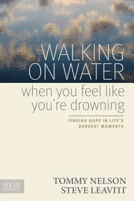 Marcher sur l'eau quand on a l'impression de se noyer : Trouver l'espoir dans les moments les plus sombres de la vie - Walking on Water When You Feel Like You're Drowning: Finding Hope in Life's Darkest Moments