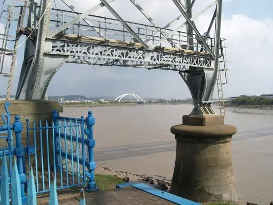 Le pont transbordeur de Newport et l'industrie le long de la rivière - Newport Transporter Bridge and Industry Along the River