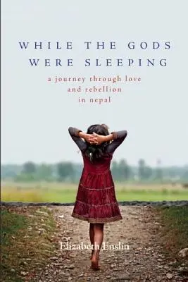 Pendant que les dieux dormaient : Un voyage à travers l'amour et la rébellion au Népal - While the Gods Were Sleeping: A Journey Through Love and Rebellion in Nepal