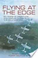 Flying at the Edge : 20 ans de vol en première ligne et de vol de démonstration à l'époque de la guerre froide - Flying at the Edge: 20 Years of Front-line and Display Flying in the Cold War Era