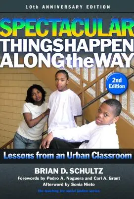 Des choses spectaculaires se produisent en cours de route : Leçons d'une classe urbaine - Édition du 10e anniversaire - Spectacular Things Happen Along the Way: Lessons from an Urban Classroom--10th Anniversary Edition