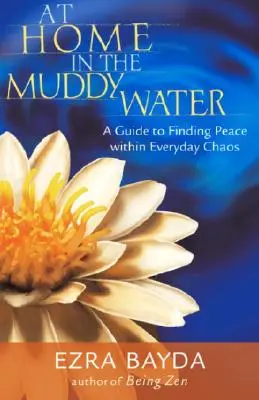 Chez soi dans l'eau boueuse : Un guide pour trouver la paix dans le chaos quotidien - At Home in the Muddy Water: A Guide to Finding Peace Within Everyday Chaos