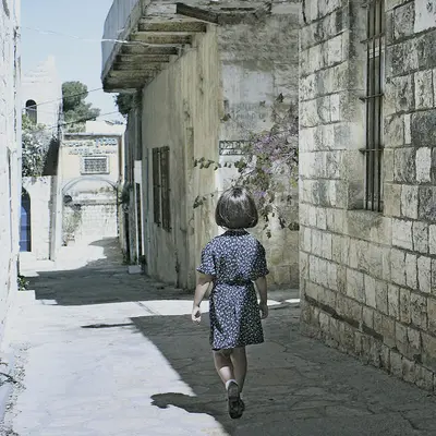 Et la ruelle qu'elle a blanchie en bleu clair : Le secret de ces lieux intemporels où l'on se sent chez soi - And the Alley She Whitewashed in Light Blue: The Secret of All Those Timeless Places Where One Feels at Home