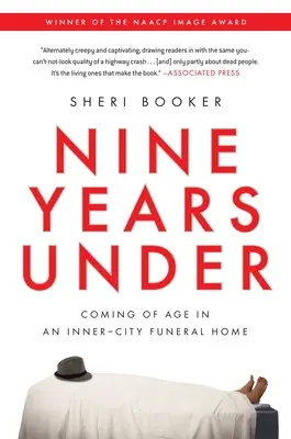 Neuf ans sous les drapeaux : Le passage à l'âge adulte dans une entreprise de pompes funèbres du centre-ville - Nine Years Under: Coming of Age in an Inner-City Funeral Home