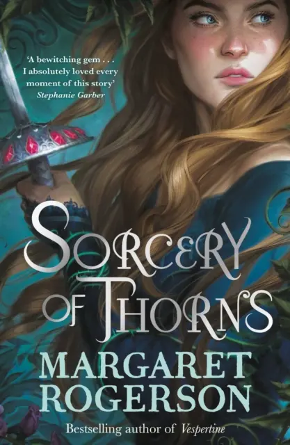 Sorcellerie d'épines - Un roman fantastique qui fait battre le cœur de l'auteur du best-seller du New York Times, Un enchantement de corbeaux. - Sorcery of Thorns - Heart-racing fantasy from the New York Times bestselling author of An Enchantment of Ravens