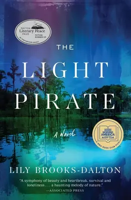 Le pirate léger : Sélection du club de lecture GMA - The Light Pirate: GMA Book Club Selection